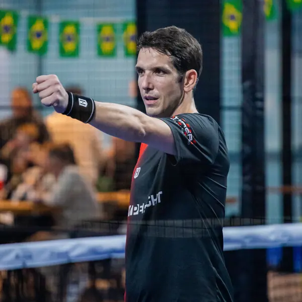 JP Martins comemorando o ponto em quadra, com bandeiras do Brasil ao fundo