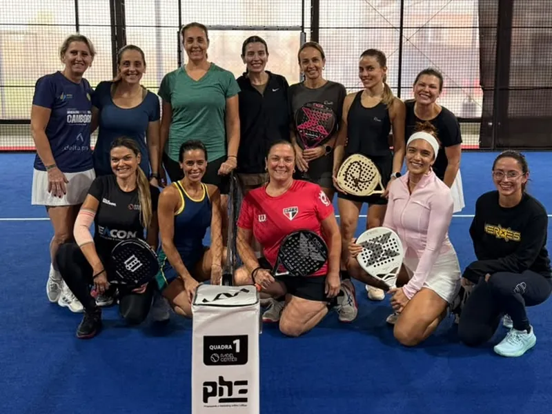 Turma feminina reunida com raquetes na quadra 1 do Padel Center